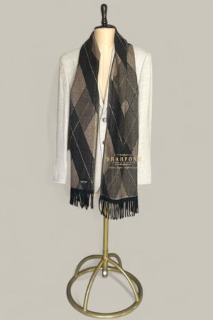 Opulent argyle pattern Muffler in a harmonious blend of deep charcoal and muted gold tones