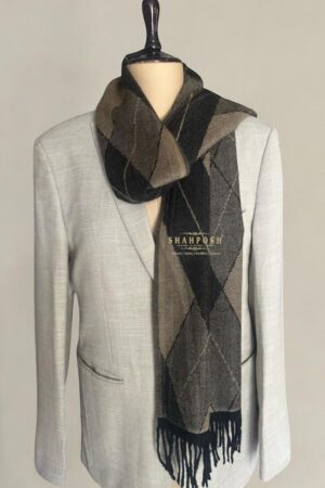 Opulent argyle pattern Muffler in a harmonious blend of deep charcoal and muted gold tones